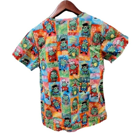 Peaches Uniform Nurse Scrub Top Christmas Frogs CNA Short Sleeve 2 Pockets Sz M - Picture 3 of 6